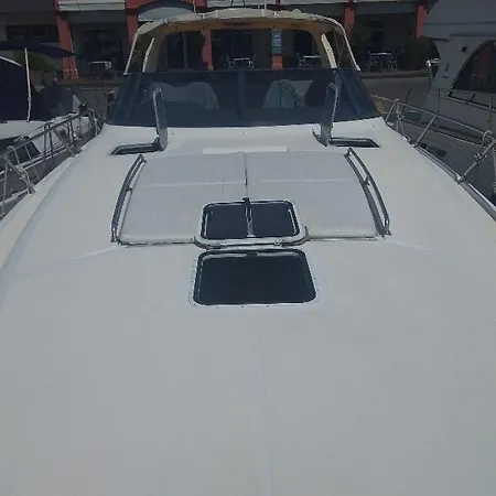 Δωμάτια σε οικογενειακή κατοικία Nuit De Reve Sur Bateau Mamours Ii *