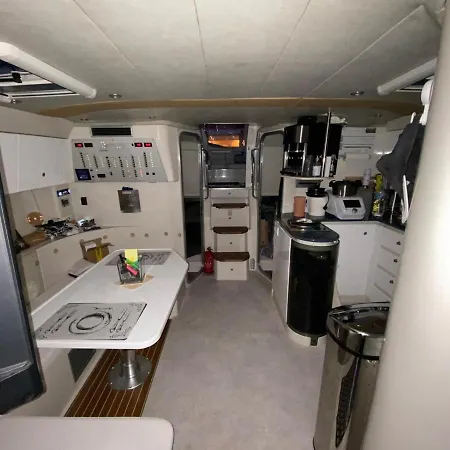 Δωμάτια σε οικογενειακή κατοικία Nuit De Reve Sur Bateau Mamours Ii *