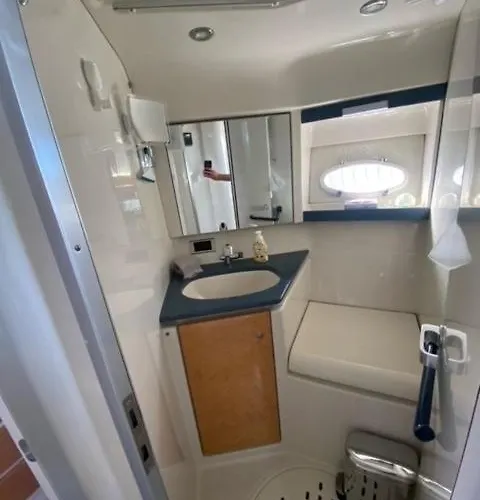 Nuit De Reve Sur Bateau Mamours Ii Rum i privatbostad *