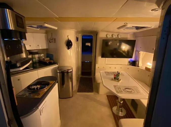 Nuit De Reve Sur Bateau Mamours Ii